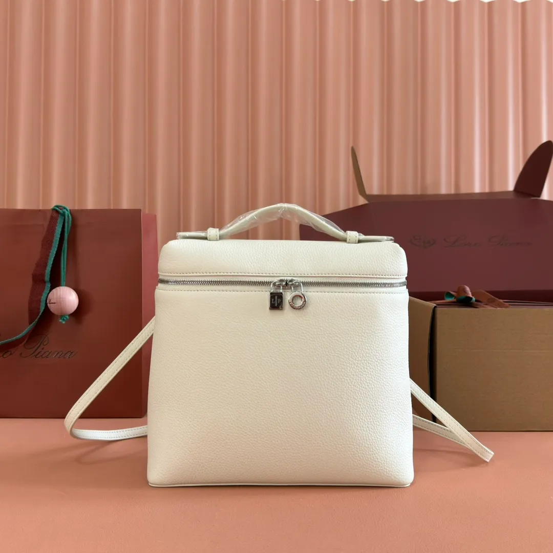 p1360💋💋💋【Original leather all-steel configuration counter complete package】Loro pianaExtra Pocket L23.5 Backpack Calfskin/Goods This Extra Pocket soft calfskin backpack has a unique trapezoidal appearance. A hint of natural grain gives the backpack character and enhances the softness of the leather. The practical design makes it the ideal accessory for busy everyday life. Dimensions: Length 21✖️Height 23.5✖️Width 8cm Dimensions are measured manually, please understand if there are slight errors Leather handle with shoulder strap Two-way zipper closure, zipper pull embellished with MY Charms pendant